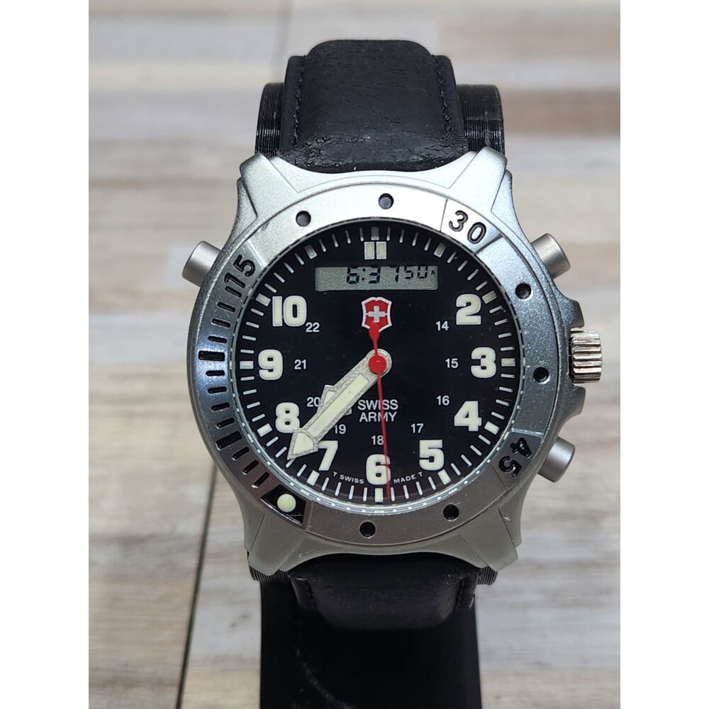 Swiss Army Watch Mens Black Dial Silver Tone Round MK-5057 New Battery, Clean